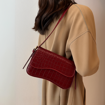 Amira - Sjajna Croco Torba na Ramenu sa Zakrivljenim Preklopom