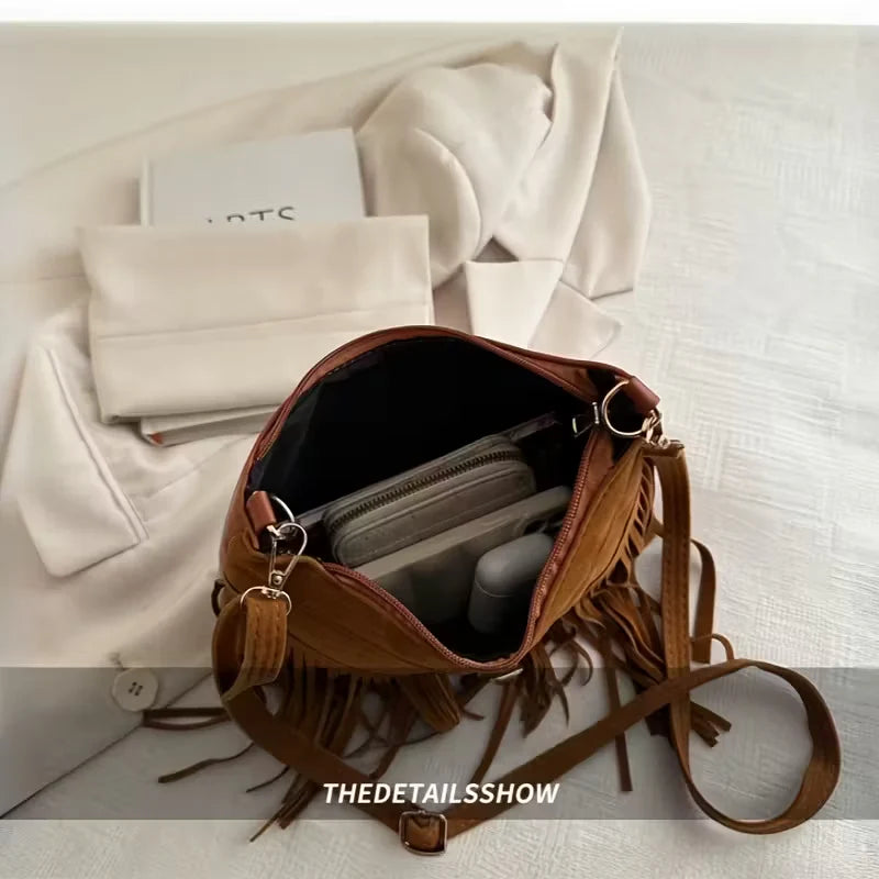 Aubrey-ova Rustična Elegancija | Torba sa Sued Fringom