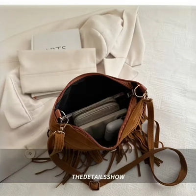 Aubrey-ova Rustična Elegancija | Torba sa Sued Fringom