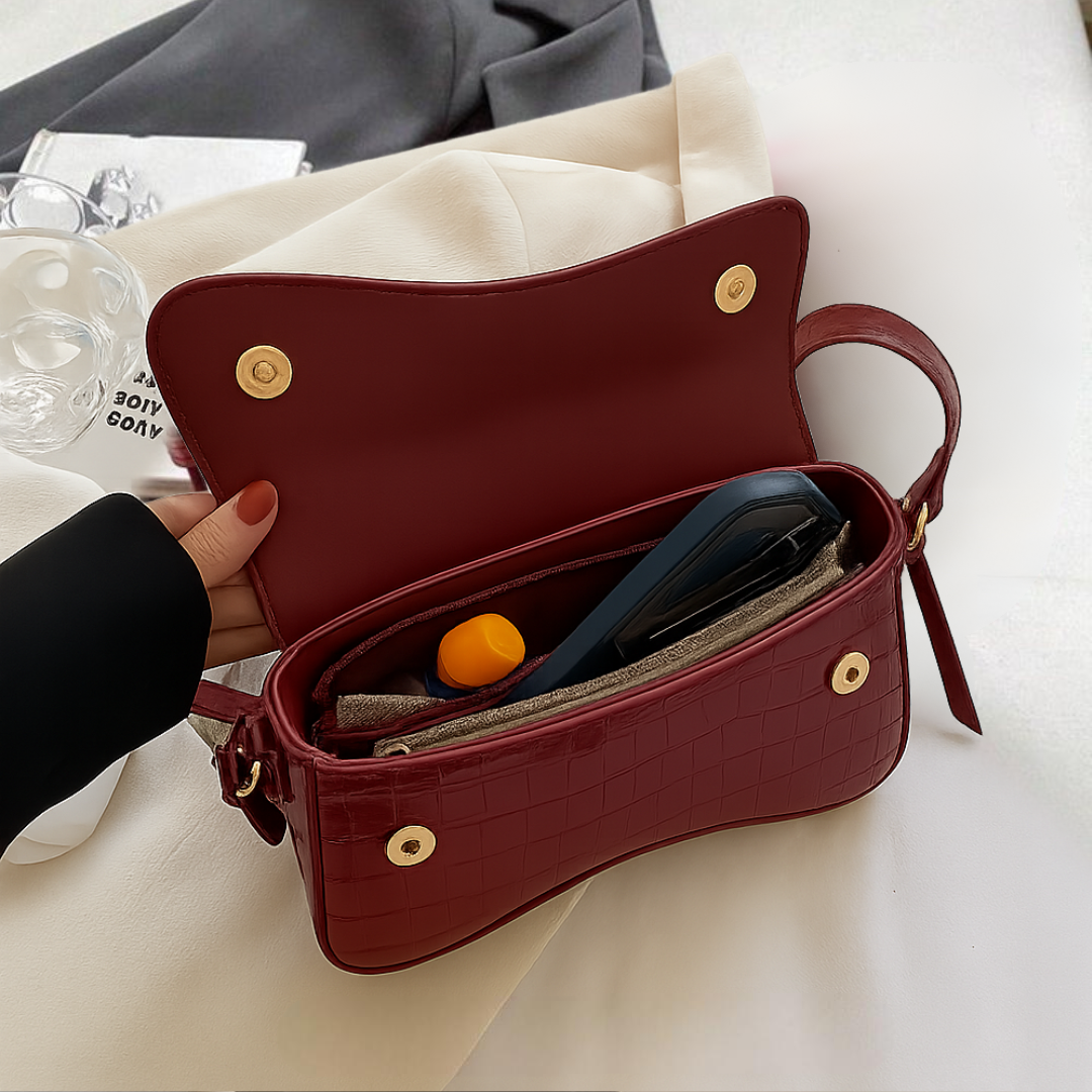 Amira - Sjajna Croco Torba na Ramenu sa Zakrivljenim Preklopom