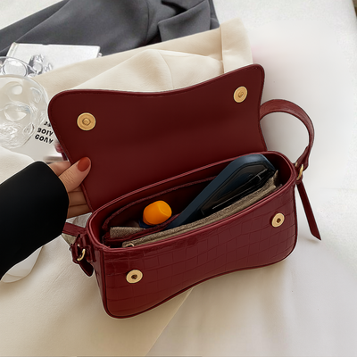 Amira - Sjajna Croco Torba na Ramenu sa Zakrivljenim Preklopom